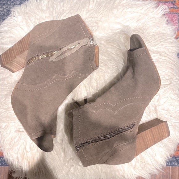 Open toe booties. Size 8.5 - Picture 4 of 7